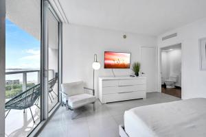 Unique 1BR Icon Brickell WaterViews-Freespa客房内的一张或多张床位