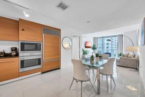 迈阿密Unique 1BR Icon Brickell WaterViews-Freespa的配有桌椅的厨房和餐厅 更多27张照片