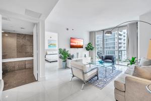 迈阿密Unique 1BR Icon Brickell WaterViews-Freespa的带沙发和桌子的客厅