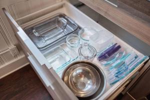 eine Schublade im Kühlschrank mit Spüle und Besteck in der Unterkunft Historic 1Bdrm - Parking - Walk to Restaurants & Westport! in Kansas City + 46 Fotos