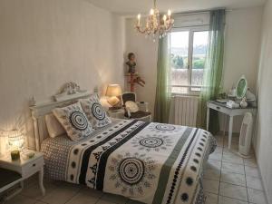 Ένα ή περισσότερα κρεβάτια σε δωμάτιο στο Chambre avec vue panoramique sur la Cité Médiévale