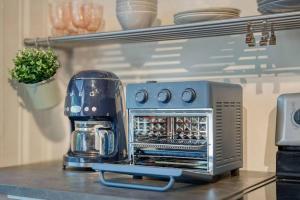 eine Kaffeemaschine auf einer Theke in einer Küche in der Unterkunft Historic 1Bdrm - Parking - Walk to Restaurants & Westport! in Kansas City