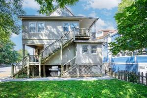 ein großes Haus mit einer Seitentreppe in der Unterkunft Historic 1Bdrm - Parking - Walk to Restaurants & Westport! in Kansas City