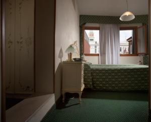 Postel nebo postele na pokoji v ubytování Hotel Commercio & Pellegrino