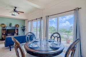 Un comedor con una mesa de cristal y sillas. en Suite C203 at Mara Laguna Gold Standard Certified, en San Pedro