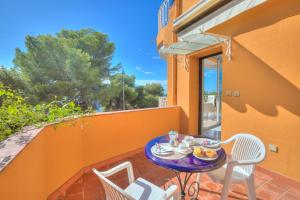 un patio con tavolo e sedie su un balcone di Studio Azur - Happy Rentals a Cap d'Ail