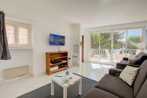 un soggiorno con un divano e un tavolo di Studio Azur - Happy Rentals a Cap d'Ail