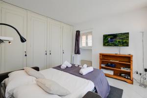 una camera da letto con un letto con due cuscini di Studio Azur - Happy Rentals a Cap d'Ail Altre 22 foto