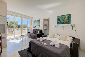 una camera da letto con un letto e un soggiorno di Studio Azur - Happy Rentals a Cap d'Ail
