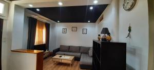 阿尔及尔Alger Draria f2的客厅配有沙发和天花板上的闹钟