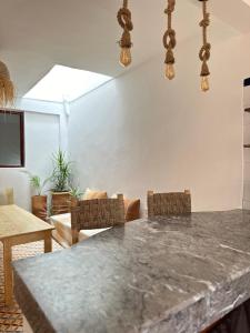 Istumisnurk majutusasutuses Eco Bay Surf House