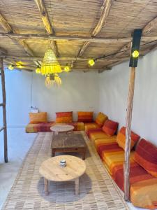 Istumisnurk majutusasutuses Eco Bay Surf House