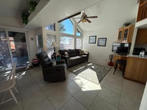 Un lugar para sentarse en Oceanview Cabin 18 With Private Jacuzzi
