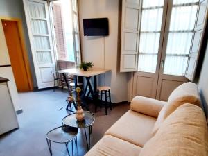 Televízia a/alebo spoločenská miestnosť v ubytovaní Apartamentos MalagaSol