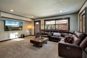 a living room with a leather couch and a table at New Cabin in North Lake Tahoe! in Kings Beach