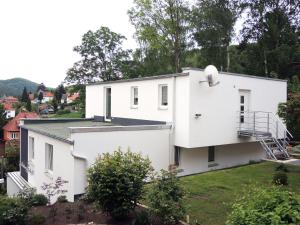 un'immagine di una casa bianca di Pension Schlossidyll a Wernigerode