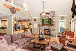 Una sala de estar con un sofá y una chimenea. en Bruins Den, en Bryson City