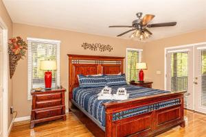 Un dormitorio con una cama con zapatos encima. en Bruins Den, en Bryson City
