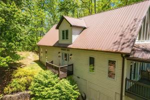 una vista aérea de una casa con techo de metal en Bruins Den, en Bryson City