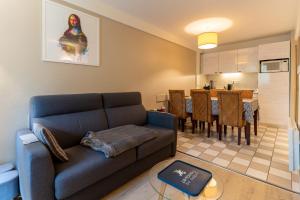a living room with a couch and a dining room at Appt 2 pièces cabine 6 pers avec piscine tennis parking gratuit 217 in Le Touquet-Paris-Plage