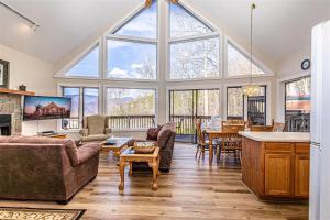 TV a/nebo společenská místnost v ubytování Black Forest Cottage