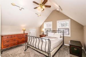 Postel nebo postele na pokoji v ubytování Black Forest Cottage