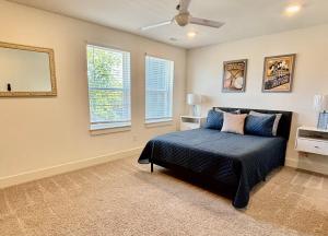 una camera da letto con un letto e due finestre di Game Ping-pong Room 5 Min To Broadway Parking a Nashville