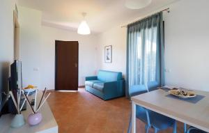 ein Wohnzimmer mit einem blauen Sofa und einem Tisch in der Unterkunft Beach Front Home In Marina Di Modica in Marina di Modica