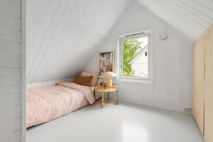 a bedroom with a bed and a window at Charming Town House with a cozy loft in Guleng