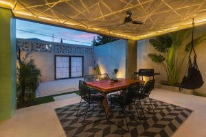 Area soggiorno di Full 2 story Jade House