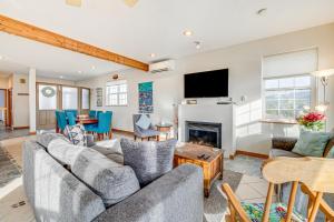 Et tv og/eller underholdning på Walk to Beach Pacific City Home with Bay Views!