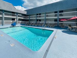 Bazén v ubytování Motel 6-Duncanville, TX - Dallas nebo v jeho okolí