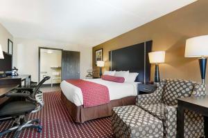 Una habitación de hotel con una cama, un escritorio y una silla. en Best Western Van Buren Inn, en Van Buren