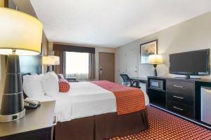 Una habitación de hotel con una cama y un televisor de pantalla plana. en Best Western Van Buren Inn, en Van Buren