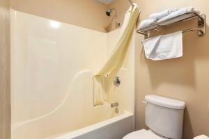 un baño con inodoro y bañera en Best Western Van Buren Inn, en Van Buren 18 fotos más