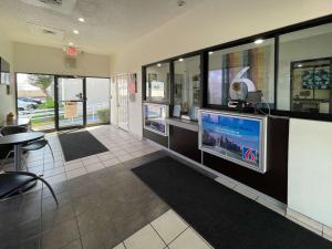 TV a/nebo společenská místnost v ubytování Motel 6-Duncanville, TX - Dallas