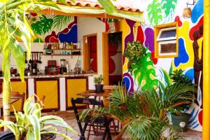 布希奥斯Hostel casa da ana的厨房拥有色彩缤纷的植物墙