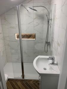 a bathroom with a shower and a sink at Apple blossom cottage contractor and holiday accommodation in Cleethorpes +12 photos