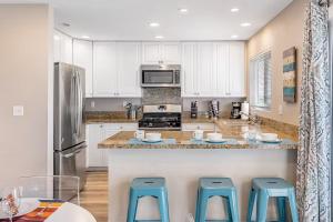 Η κουζίνα ή μικρή κουζίνα στο Oceanfront Oasis in Newport Beach Steps to Balboa Park, Pier, and The Fun Zone!