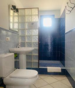 a bathroom with a toilet and a sink and a shower at Apartamento Vista Famara 2 in Famara