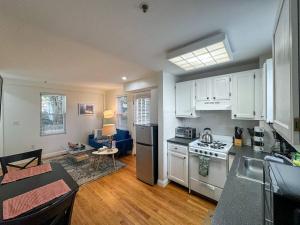 Η κουζίνα ή μικρή κουζίνα στο Charming Bi-level Townhouse Near Harvard & Mit