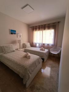 Postel nebo postele na pokoji v ubytování Duquesa Village Cozy Apartment Golf & Beach (Manilva - Malaga) + 46 fotografií