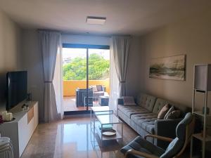 TV a/nebo společenská místnost v ubytování Duquesa Village Cozy Apartment Golf & Beach (Manilva - Malaga)
