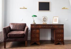 Posedenie v ubytovaní ROOMS in a Luxury designer period apartment in Old Town by presidential palace