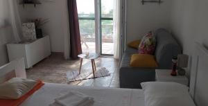 Postel nebo postele na pokoji v ubytování Secluded family friendly house Milna, Brac - 12229