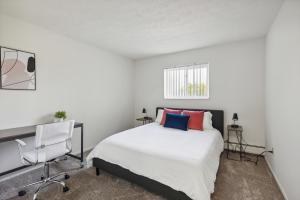 a bedroom with a bed and a desk and a window at Scenic Towers 3217i Cozy & Comfy I Free Parking in Parma +14 photos
