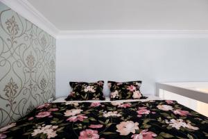 Posteľ alebo postele v izbe v ubytovaní ROOMS in a Luxury designer period apartment in Old Town by presidential palace