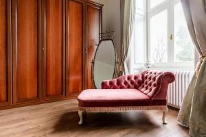 Posedenie v ubytovaní ROOMS in a Luxury designer period apartment in Old Town by presidential palace