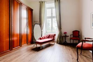 Posedenie v ubytovaní ROOMS in a Luxury designer period apartment in Old Town by presidential palace