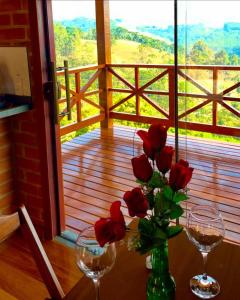 Foto dalla galleria di Chalé 2 hidromassagem lareira e cozinha a Gonçalves